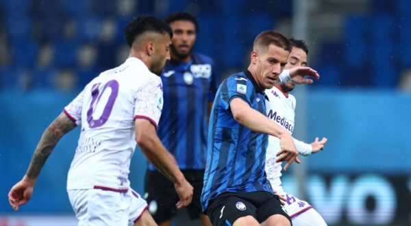 epa11386165 Atalanta's Mario Pasalic and Fiorentina's Nicolas Ivan Gonzalez in action during the Italian Serie A soccer match of Atalanta BC aganist ACF Fiorentina, in Bergamo, Italy, 02 June 2024.  EPA/MICHELE MARAVIGLIA