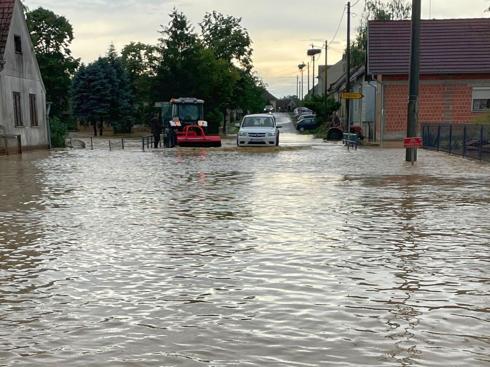 Ivanovo Selo, 03.06.2024. - U ponedjeljak u 16 sati zbog velikih poplava zatvorena je županijska cesta br. 3094 koja od Grubišnog Polja preko Daruvara vodi do Đulovca, i to na dijelu između mjesta Donja Rašenica i Gornja Rašenica, te na ulazu u mjesto Ivanovo selo. Cesta je zatvorena zbog izlijevanja oborinskih voda iz odvodnih kanala, a promet se odvija obilazno preko Končanice za Daruvar. foto HINA/ Igor KOKORUŠ/ ml
