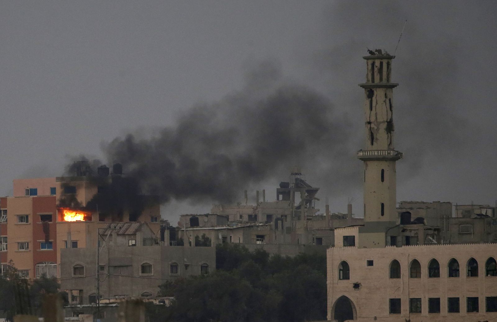 epaselect epa11390512 Smoke rises following an Israeli air strike during an Israeli military operation in Al Bureij refugee camp, central Gaza Strip, 04 June 2024 (issued 05 June 2024). More than 36,000 Palestinians and over 1,400 Israelis have been killed, according to the Palestinian Health Ministry and the Israel Defense Forces (IDF), since Hamas militants launched an attack against Israel from the Gaza Strip on 07 October 2023, and the Israeli operations in Gaza and the West Bank which followed it.  EPA/MOHAMMED SABER