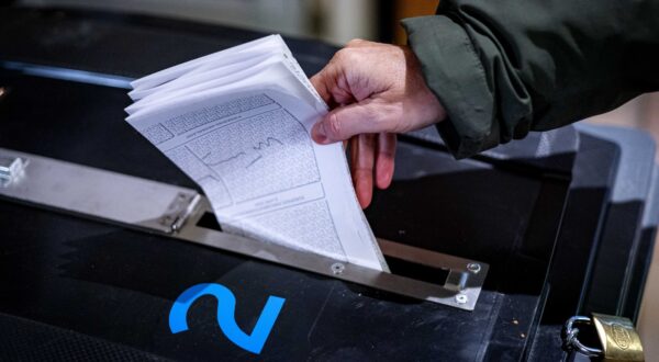 epa11392520 A voter casts their vote for the European Parliamentary Elections at a polling station in Castricum, The Netherlands, 06 June 2024. The European Parliament elections take place across EU member states from 06 to 09 June 2024, with the European elections in the Netherlands taking place on 06 June.  EPA/Ramon van Flymen