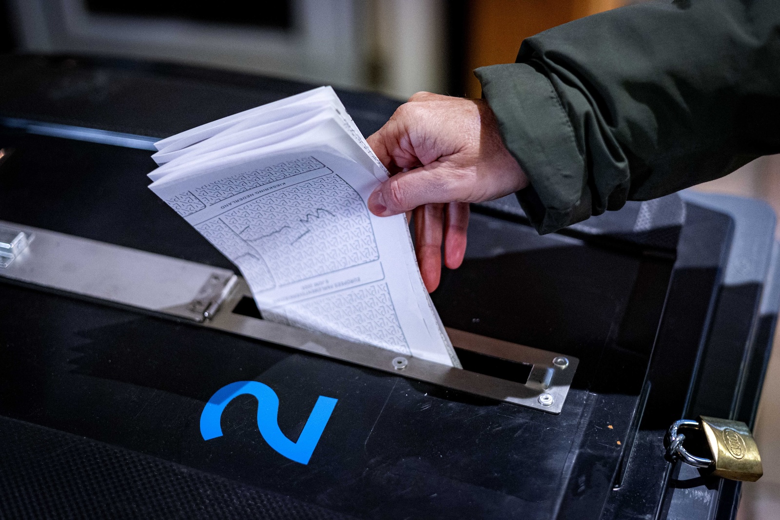 epa11392520 A voter casts their vote for the European Parliamentary Elections at a polling station in Castricum, The Netherlands, 06 June 2024. The European Parliament elections take place across EU member states from 06 to 09 June 2024, with the European elections in the Netherlands taking place on 06 June.  EPA/Ramon van Flymen
