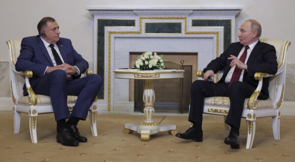 epa11394041 Russia's President Vladimir Putin (R) speaks with President of Republika Srpska (Serb Republic) Milorad Dodik during their meeting on the sidelines of the St. Petersburg International Economic Forum (SPIEF) in St. Petersburg, Russia, 06 June 2024. The 27th St.Petersburg International Economic Forum takes place in St. Petersburg from 05 until 08 June 2024.  EPA/ANTON VAGANOV / POOL