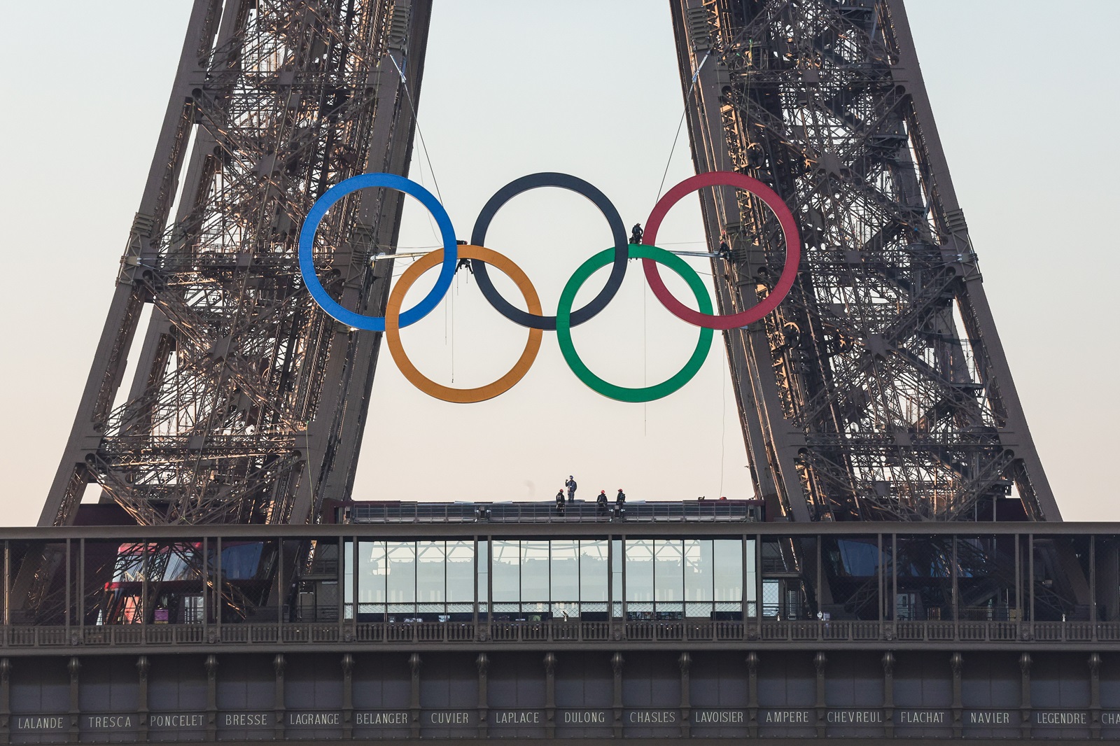 epa11394909 Teams from ArcelorMittal, official partner of the Paris 2024 Games, install the Olympic rings on the Eiffel Tower 50 days before the Paris 2024 Olympic and Paralympic Games in Paris, France, 07 June 2024. Summer Olympics will be held in Paris, France, from 26 July to 11 August 2024.  EPA/TERESA SUAREZ