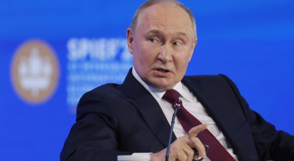 epa11396275 Russian President Vladimir Putin attends a plenary session of the St. Petersburg International Economic Forum (SPIEF) in St. Petersburg, Russia, 07 June 2024. The 27th St.Petersburg International Economic Forum runs from 05 to 08 June 2024.  EPA/ANTON VAGANOV / POOL