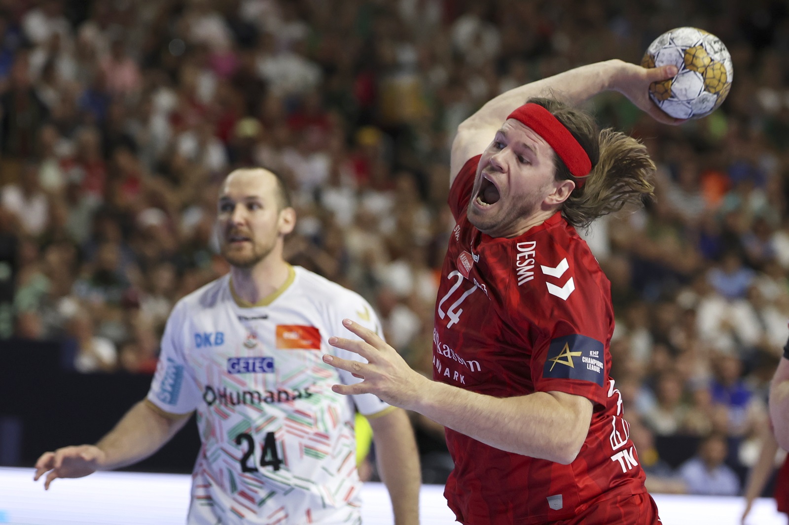 epa11397537 Mikkel Hansen of Aalborg in action during the EHF Men's FINAL4 Handball Champions League semi final match between SC Magdeburg and Aalborg AB Handbold in Cologne, Germany, 08 June 2024.  EPA/CHRISTOPHER NEUNDORF