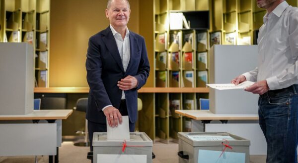 epa11399616 German Chancellor Olaf Scholz (SPD) casts his ballot for the European elections at a polling station in Potsdam, Germany, 09 June 2024. The European Parliament elections take place across EU member states from 06 to 09 June 2024.  EPA/KAY NIETFELD  / POOL