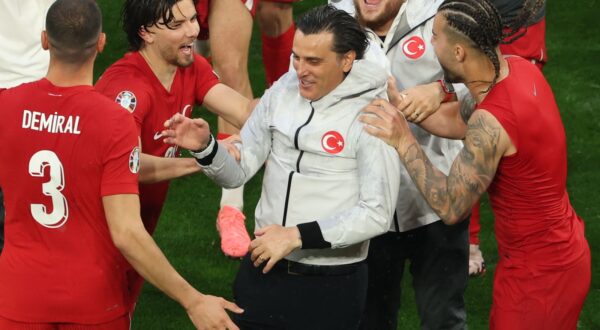 epa11420655 Italian head coach Vincenzo Montella (C) of Turkey celebrates with players after winning the UEFA EURO 2024 group F soccer match between Turkey and Georgia, in Dortmund, Germany, 18 June 2024.  EPA/FRIEDEMANN VOGEL