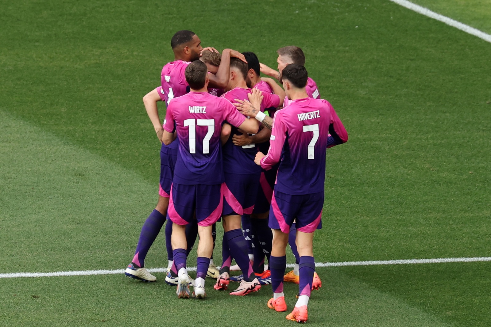 epa11423175 Players of Germany celebrate scoring the 1-0 goal during the UEFA EURO 2024 Group A soccer match between Germany and Hungary, in Stuttgart, Germany, 19 June 2024.  EPA/MOHAMED MESSARA