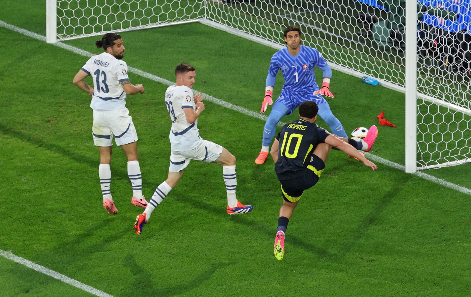 epa11423974 Che Adams of Scotland (R) in action against Switzerland goalkeeper Yann Sommer (2R) during the UEFA EURO 2024 group A soccer match between Scotland and Switzerland, in Cologne, Germany, 19 June 2024.  EPA/CHRISTOPHER NEUNDORF