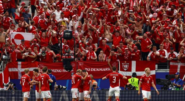 epa11426010 Players of Denmark and fans celebrate scoring the 1-1 during the UEFA EURO 2024 group C match between Denmark and England, in Frankfurt Main, Germany, 20 June 2024.  EPA/FILIP SINGER