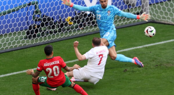 epa11430675 Muhammed Kerem Aktuerkoglu of Turkey (C) in action against goalkeeper Diogo Costa (R) and Joao Cancelo of Portugal during the UEFA EURO 2024 group F soccer match between Turkey and Portugal, in Dortmund, Germany, 22 June 2024.  EPA/CHRISTOPHER NEUNDORF