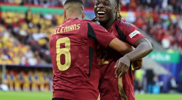 epa11431141 Youri Tielemans of Belgium (L) celebrates with his teammates after scoring the 1-0 goal during the UEFA EURO 2024 Group E soccer match between Belgium and Romania, in Cologne, Germany, 22 June 2024.  EPA/MOHAMED MESSARA