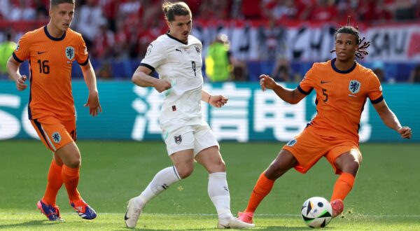 epa11436715 Joey Veerman (L) and Nathan Ake of the Netherlands in action against Marcel Sabitzer (C) of Austria during the UEFA EURO 2024 group D match between Netherlands and Austria, in Berlin, Germany, 25 June 2024.  EPA/ABEDIN TAHERKENAREH