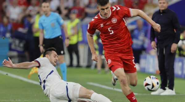 epa11437595 Srdan Mijailovic (L) of Serbia and Joakim Maehle Pedersen of Denmark in action during the UEFA EURO 2024 Group C soccer match between Denmark and Serbia, in Munich, Germany, 25 June 2024.  EPA/RONALD WITTEK