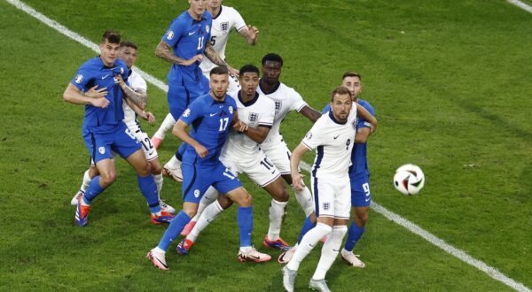 epaselect epa11437604 Harry Kane (2-R) of England eyes the ball during the UEFA EURO 2024 group C soccer match between England and Slovenia, in Cologne, Germany, 25 June 2024.  EPA/MOHAMMED BADRA