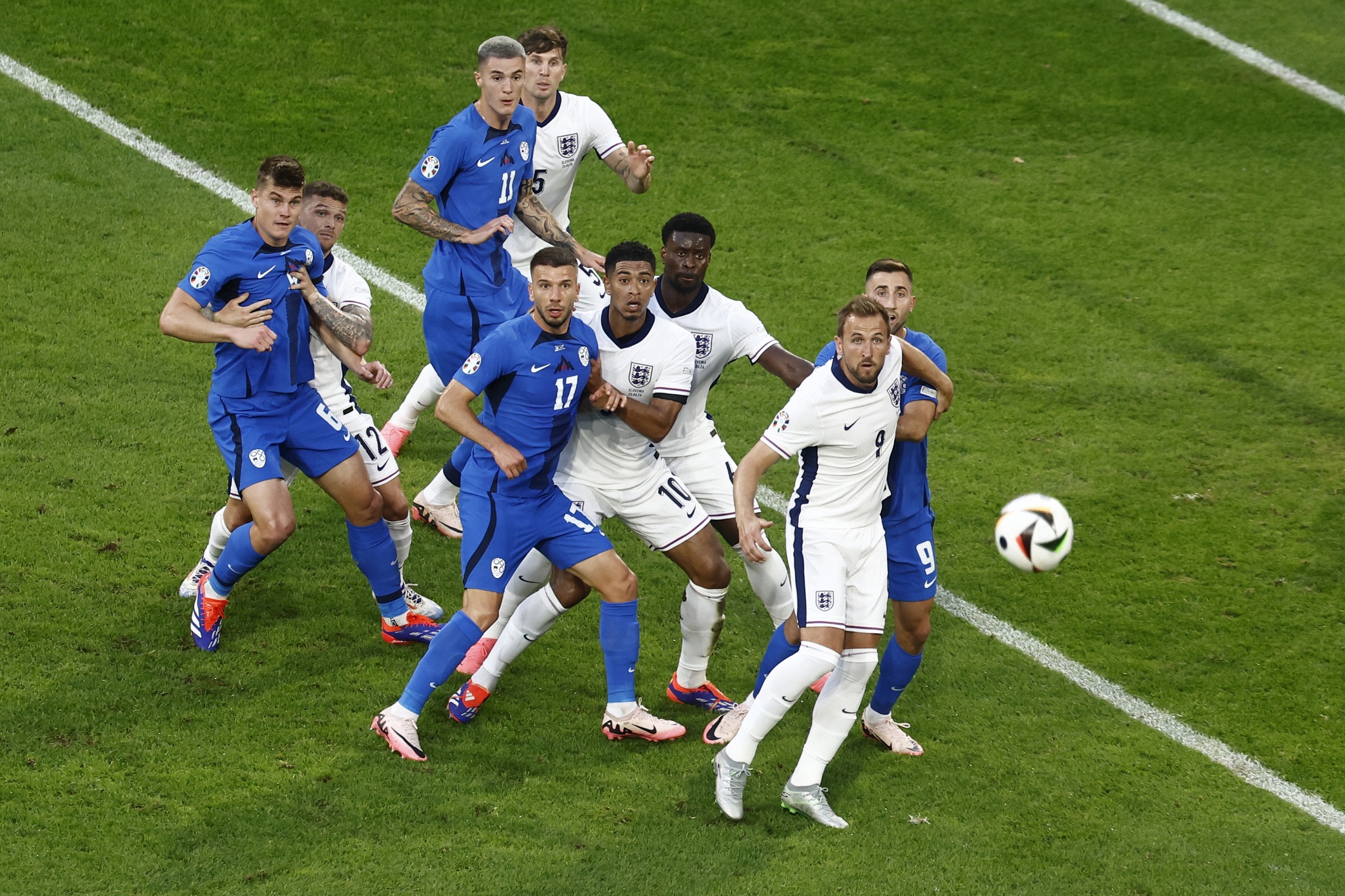 epaselect epa11437604 Harry Kane (2-R) of England eyes the ball during the UEFA EURO 2024 group C soccer match between England and Slovenia, in Cologne, Germany, 25 June 2024.  EPA/MOHAMMED BADRA