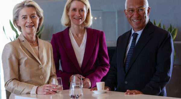 epa11443266 (L-R) European Commission President Ursula Von der Leyen, Estonian Prime Minister Kaja Kallas, and former Portuguese Prime Minister Antonio Costa, during a meeting  at Brussels Airport, a day after the EU summit in Brussels, Belgium, 28 June 2024. EU leaders agreed on proposing Ursula Von der Leyen as candidate for President of the European Commission and Kaja Kallas as High Representative of the Union for Foreign Affairs and Security Policy, while Antonio Costa was elected as European Council President during a summit to discuss the Strategic Agenda 2024-2029, the next institutional cycle, Ukraine, the Middle East, competitiveness, security and defense, among other topics.  EPA/OLIVIER HOSLET / POOL