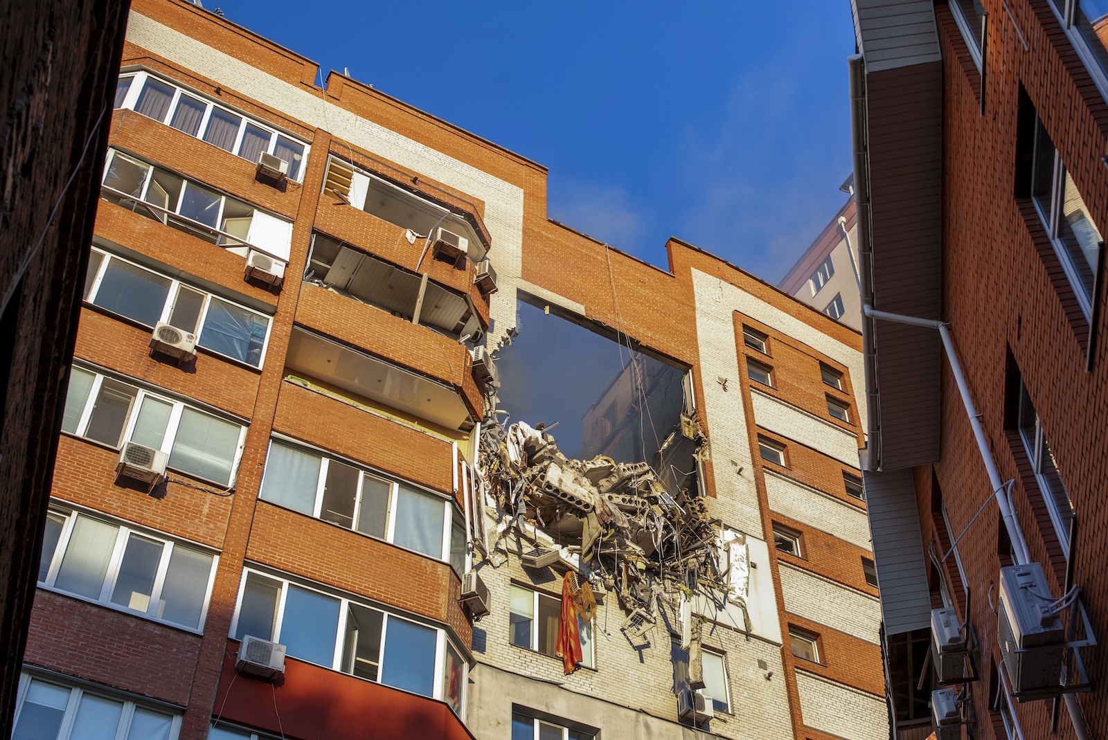 epa11443758 The site of a rocket strike on a residential building in the city of Dnipro, Ukraine, 26 June 2024, amid the Russian invasion. At least one person died and nine people were injured as a result of the strike, according to the State Emergency Service. Russian troops entered Ukrainian territory on 24 February 2022, starting a conflict that has provoked destruction and a humanitarian crisis.  EPA/ARSEN DZODZAIEV