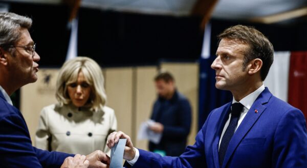epa11446894 French President Emmanuel Macron (R), next to his wife Brigitte Macron (C), casts his ballot in the first round of the early French parliamentary elections, in Le Touquet-Paris-Plage, northern France, 30 June 2024. France on 30 June holds the first round of snap parliamentary elections called by President Emmanuel Macron, after dissolving the National Assembly on 09 June 2024.  EPA/YARA NARDI / POOL  MAXPPP OUT