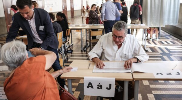 epa11447005 A voter casts her ballot in the first round of France's early parliamentary elections, at a polling station in Paris, France, 30 June 2024. France on 30 June holds the first round of snap parliamentary elections called by President Emmanuel Macron, after dissolving the National Assembly on 09 June 2024.  EPA/MOHAMMED BADRA