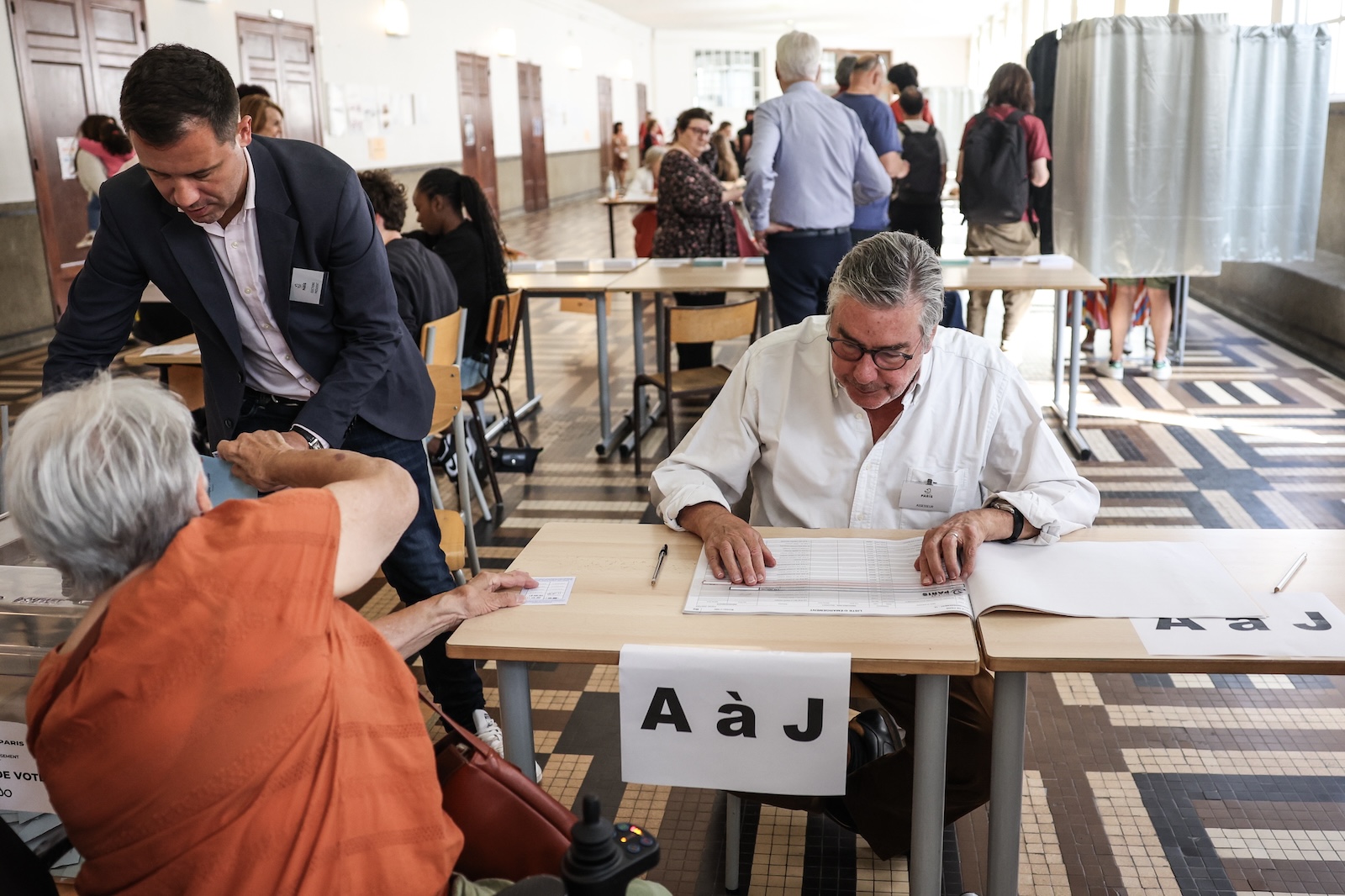 epa11447005 A voter casts her ballot in the first round of France's early parliamentary elections, at a polling station in Paris, France, 30 June 2024. France on 30 June holds the first round of snap parliamentary elections called by President Emmanuel Macron, after dissolving the National Assembly on 09 June 2024.  EPA/MOHAMMED BADRA