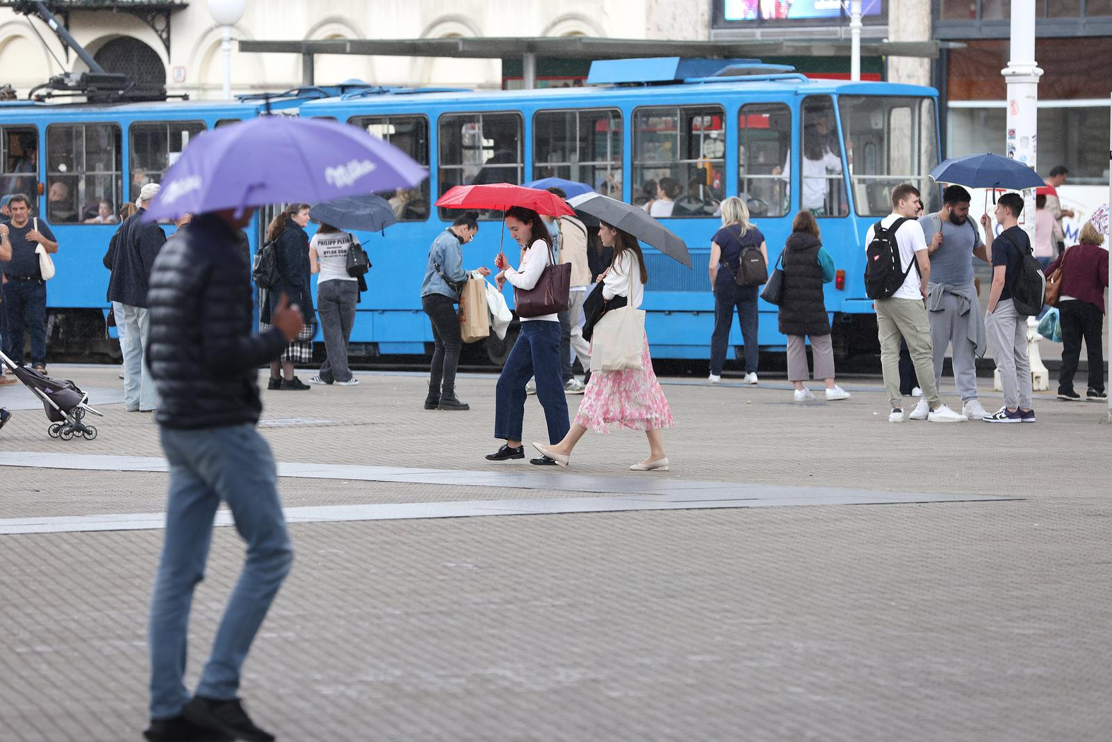 04.06.2024., Zagreb - Podnevni pljusak u centru Zagreba pokazao je da su tocne prognoze koje i dalje govore o nestabilnom vremenu. Photo: Patrik Macek/PIXSELL