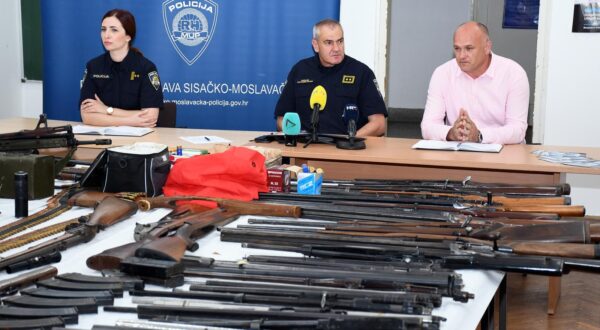 05.06.2024., Sisak - Na konferenciji za medije PU sisacko-moslavacke predstavljeni su rezultati visemjesecne policijske akcije u kojoj je uhiceno sedam osoba zbog nedozvoljenog posjedovanja, izrade i nabavke oruzja, streljiva i eksplozivnih naprava. Luka Pesut, nacelnik PU sisacko-moslavacke i Vlatko Papes, voditelj Sluzbe kriminalisticke policije Photo: Nikola Cutuk/PIXSELL