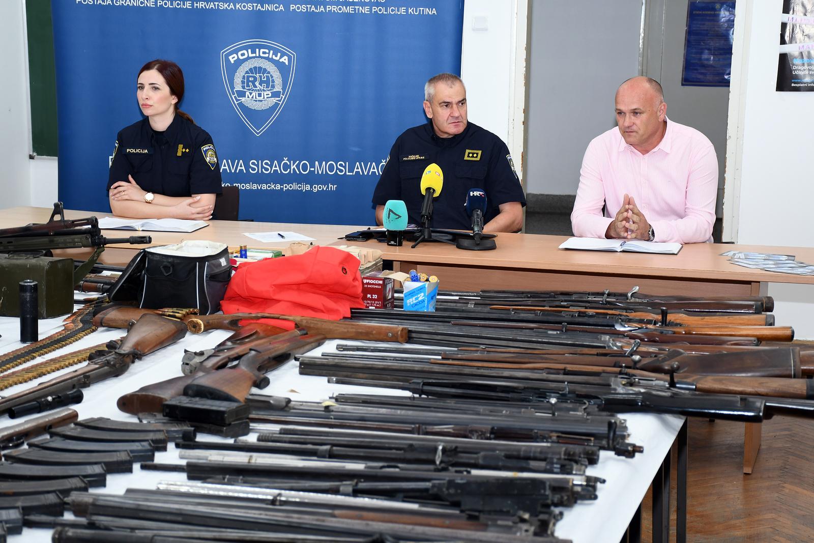 05.06.2024., Sisak - Na konferenciji za medije PU sisacko-moslavacke predstavljeni su rezultati visemjesecne policijske akcije u kojoj je uhiceno sedam osoba zbog nedozvoljenog posjedovanja, izrade i nabavke oruzja, streljiva i eksplozivnih naprava. Luka Pesut, nacelnik PU sisacko-moslavacke i Vlatko Papes, voditelj Sluzbe kriminalisticke policije Photo: Nikola Cutuk/PIXSELL