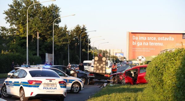 05.06.2024., Aleja Bologne, Zagreb - U prometnoj nesreci tri osobna vozila na Aleji Bologne u naselju Stenjevec ozlijedjeno je pet osoba, a promet je bio obustavljen u oba smjera zbog cega se stvorila velika guzva i zastoj. Photo: Goran Stanzl/PIXSELL