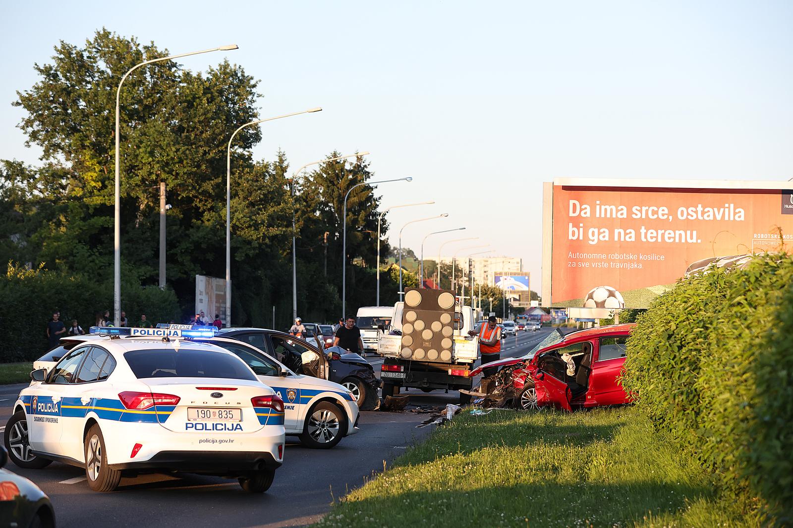 05.06.2024., Aleja Bologne, Zagreb - U prometnoj nesreci tri osobna vozila na Aleji Bologne u naselju Stenjevec ozlijedjeno je pet osoba, a promet je bio obustavljen u oba smjera zbog cega se stvorila velika guzva i zastoj. Photo: Goran Stanzl/PIXSELL