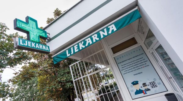 08.08.2021., Zagreb - Nakon sto je pretrpjela vise razbojstava, pred ulazom u ljekarnu u Ulici Mirka Deanovica u Dubravi osvanuo je plakat koji upozorava razbojnike. Photo: Tomislav Miletic/PIXSELL