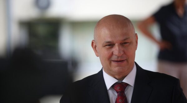 09.06.2024., Zagreb - Mislav Kolakusic, predsjednik stranke Pravo i Pravda i nositelj liste stranke Pravo i Pravda na izborima za Europski parlament glasao je na birackom mjestu 171. Dugave I. osnovne skole Dugave Photo: Zeljko Hladika/PIXSELL