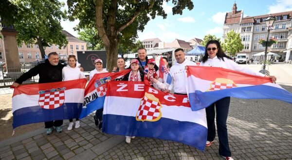 09.06.2024., Neuruppin, Njemačka - Zavrsne pripreme na gradskom trgu uoci dolaska Hrvatske nogometne reprezentacije.  Photo: Marko Lukunic/PIXSELL