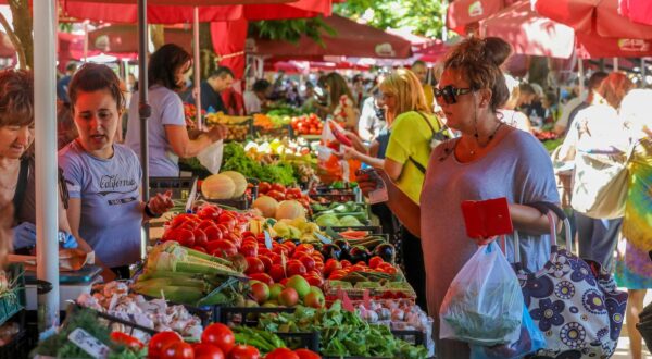 09.07.2021., Pula - Bogata ponuda voca i povrca, a u ribarnici svjezih riba na pulskoj trznici. rPhoto: Srecko Niketic/PIXSELL