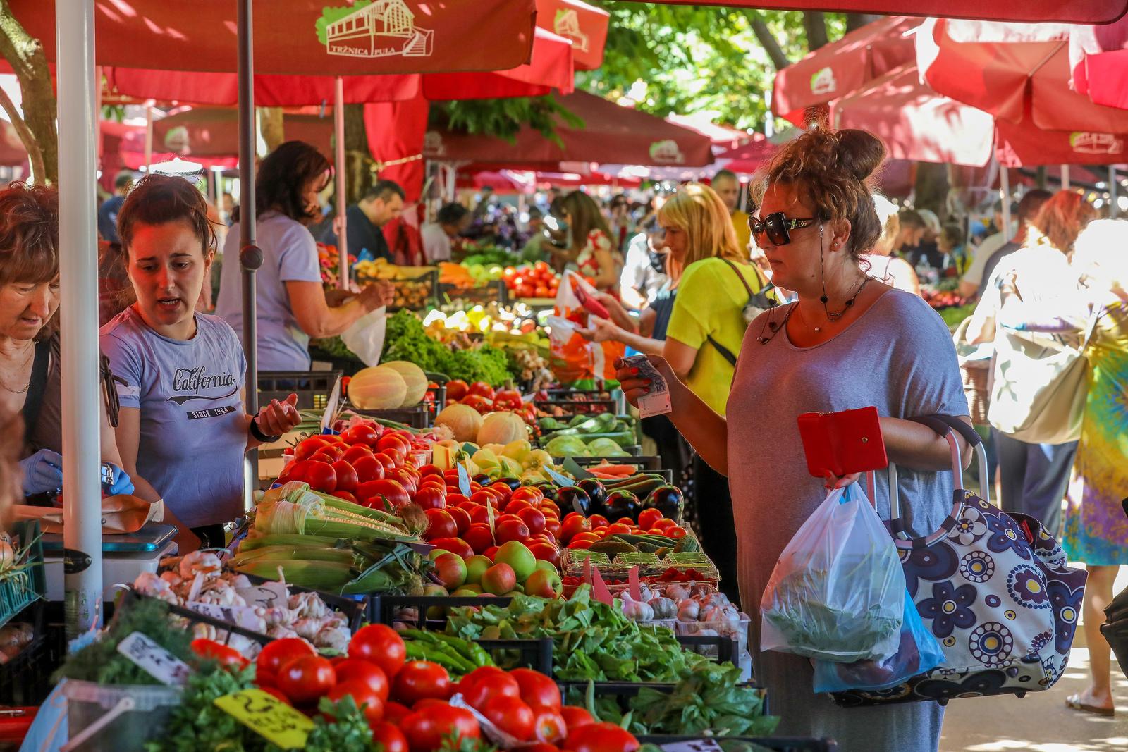 09.07.2021., Pula - Bogata ponuda voca i povrca, a u ribarnici svjezih riba na pulskoj trznici. rPhoto: Srecko Niketic/PIXSELL