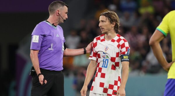 09.12.2022., stadion Education City, Al Rayyan, Katar - FIFA Svjetsko prvenstvo, cetvrtfinale, Hrvatska - Brazil. Luka Modric, Michael Oliver Photo: Goran Stanzl/PIXSELL