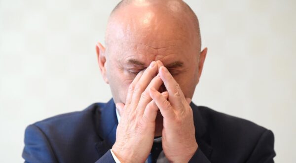 10.06.2020., Zagreb - Potpisan je koalicijski sporazum i predstavljena politicka platforma pod nazivom Desna liga koju cine politicke stranke Neovisni za Hrvatsku, Hrvatska stranka prava i Generacija obnove. Koalicijski sporazum  predsjednici stranaka Bruna Esih Neovisni za Hrvatsku, Karlo Starcevic Hrvatska stranka prava, te Frano Cirko Generacija obnove. rPhoto: Marko Lukunic/PIXSELL