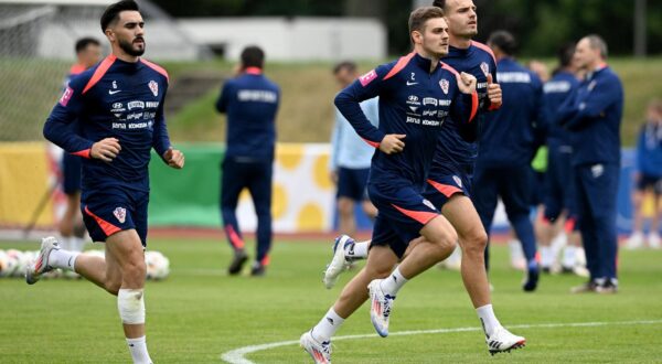 10.06.2024., Neuruppin, Njemacka -  Otvoreni trening hrvatske nogometne reprezentacije na kojem su nazocili navijaci iz lokalnog stanovnistva. Josip Sutalo, Josip Stanisic, Marin Pogracic Photo: Marko Lukunic/PIXSELL