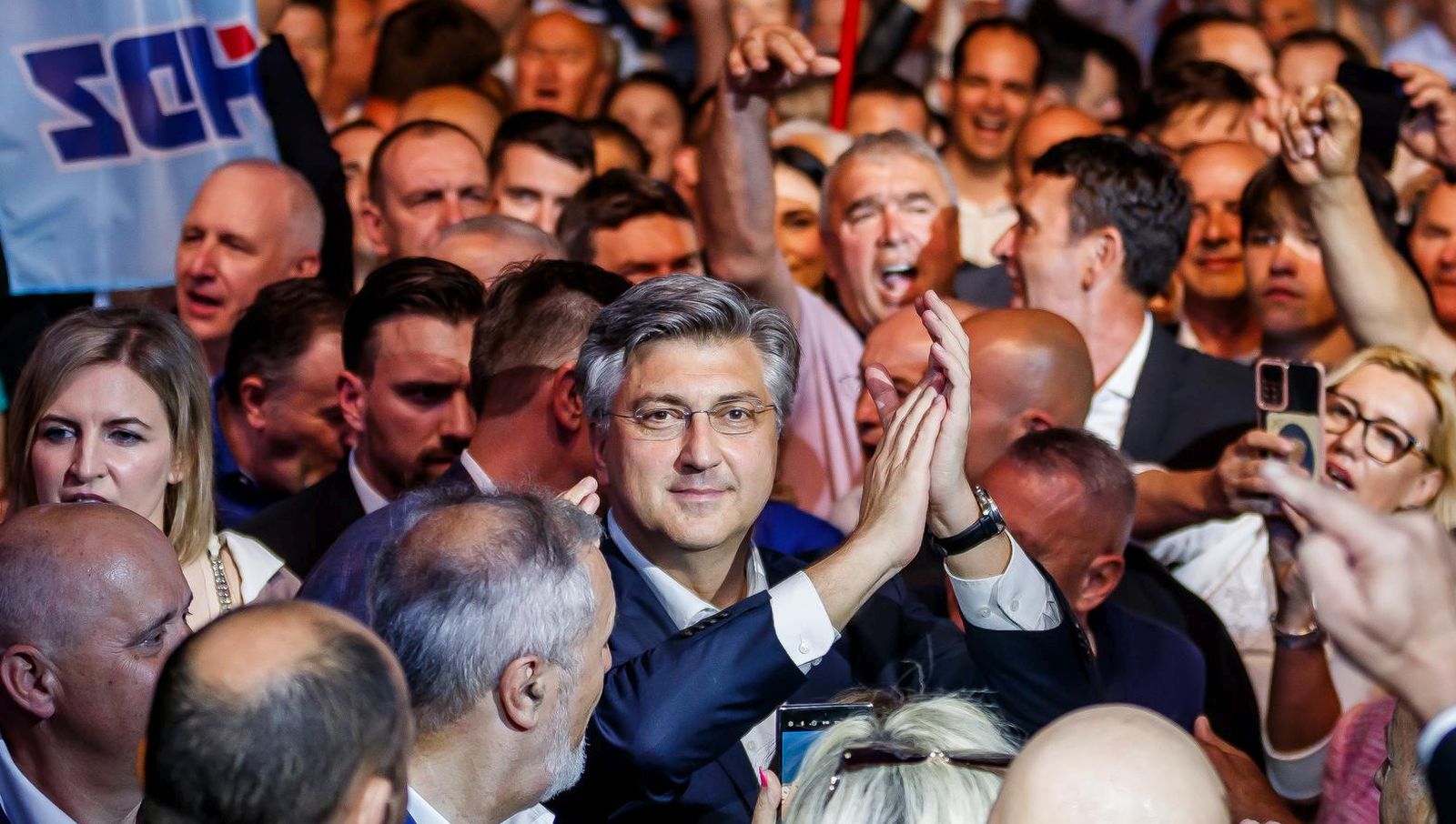 12.04.2024., Split - Andrej Plenkovic posjetio je veceras Split prosetao Splitskom Rivom i odrzao Skup na gatu sv Nikole ispred Lucke Kapetanije. Photo: Zvonimir Barisin/PIXSELL