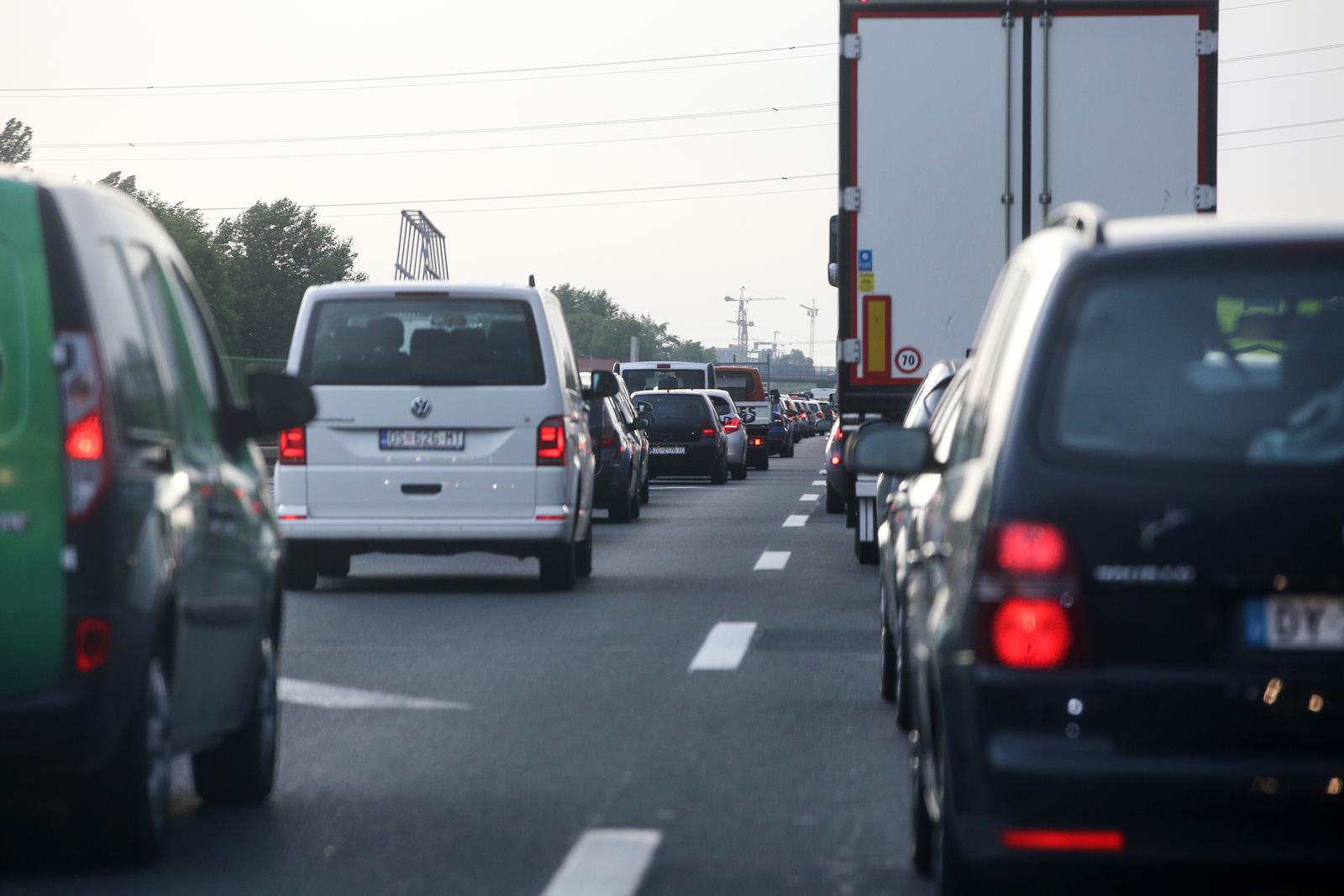 14.07.2021., Zagreb - Jedna osoba je poginula u sudaru kamiona i osobnog vozila na zagrebackoj obilaznici izmedju cvorova Lucko i Buzin u smjeru istoka.rPhoto: Zeljko Hladika/PIXSELL