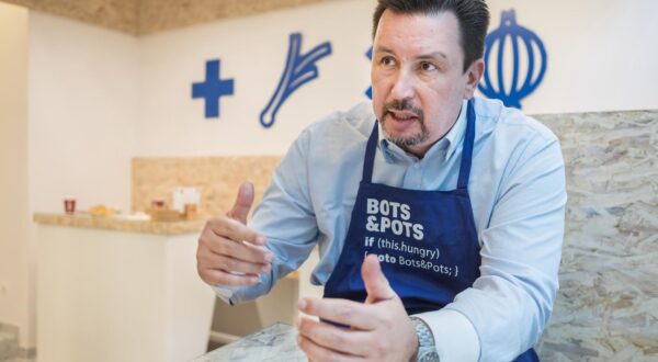 14.04.2022., Zagreb - U Vlaskoj ulici otvara se prvi robotski restoran u Hrvatskoj i svijetu, Bots & Pots. Vlasnik restorana je Hrvoje Bujas.    Photo: Tomislav Miletic/PIXSELL