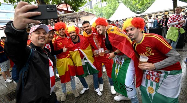 15.06.2024., Berlin, Njemacka - Navijaci u gradu prije prve utakmice na europskom prvenstvu, spanjolska hrvatska.  Photo: Marko Lukunic/PIXSELL