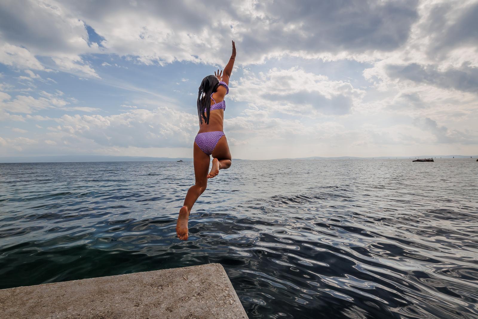 15. 10. 2023., Split.   Bablje ljeto na Splitskoj plazi Firule gdje se zaigrao i picigin.  Dok je kontinent zahvatilo zahladjenje u Dalmaciji su temperature i dalje prave ljetne temperatura mora u 14h iznosila je 23 stupnja.  Photo: Zvonimir Barisin/PIXSELL