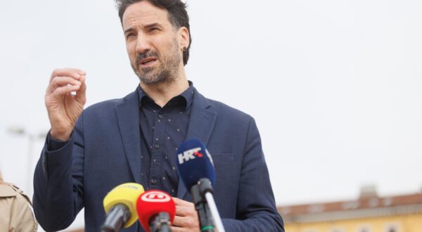 16.3.2024.., Rijeka -  Predsjednik Mosta Bozo Petrov, saborski zastupnici Marin Miletic i Zvonimir Troskot te clanica Predsjednistva te stranke i predsjednica Kluba gradskih vijecnika Petra Mandic odrzali su konferenciju za medije. Photo: Nel Pavletic/PIXSELL