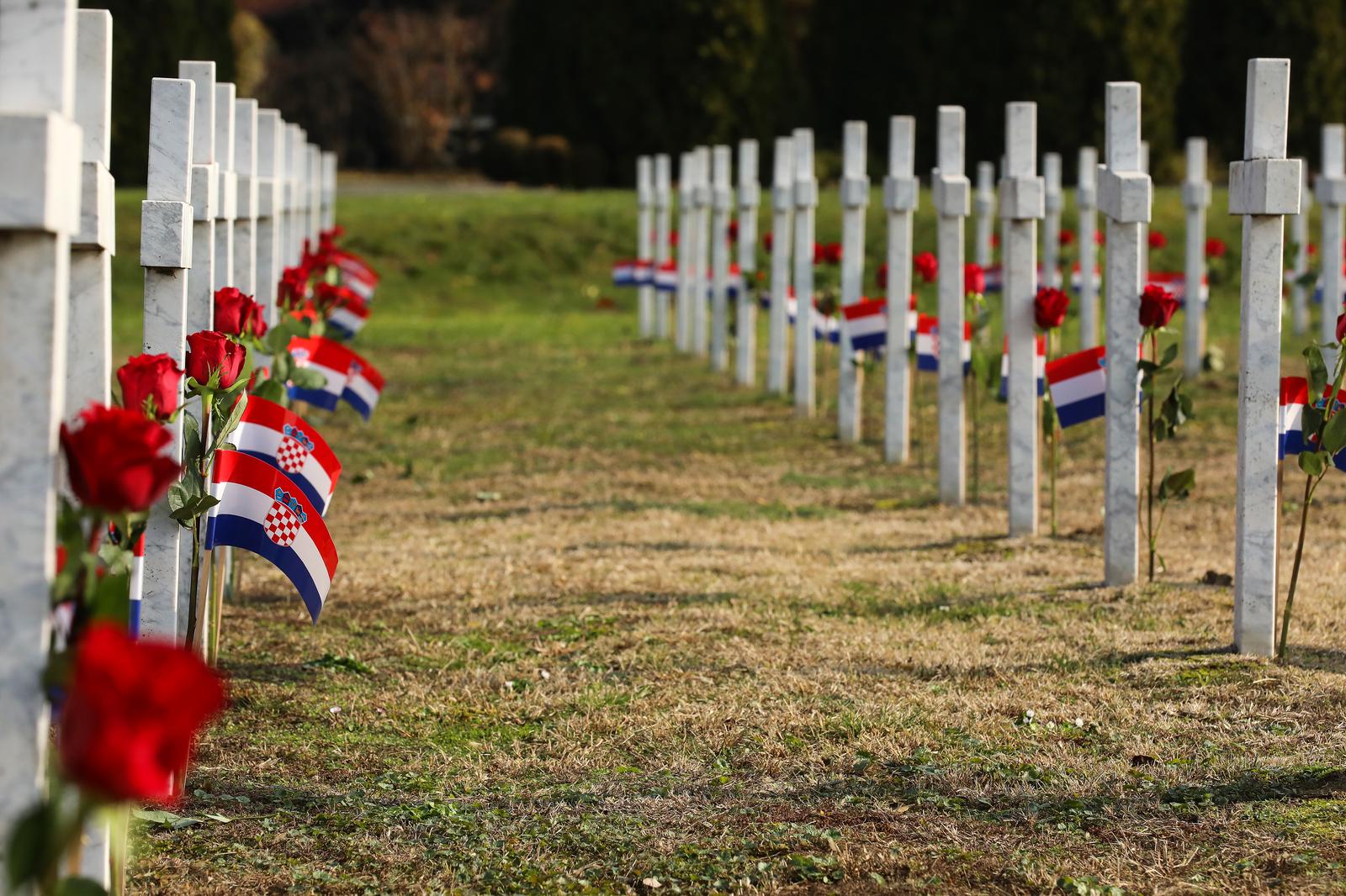 17.11.2021., Vukovar - Vukovarci se ovih dana, uoci Dana sjecanja na zrtvu Vukovara, prisjecaju tragicnih dogadjaja iz studenoga 1991. kada je nakon 87 dana zestokih napada 18. studenoga, slomljena obrana grada. Dan uoci komemoracije, upalili su svijece na grobovima poginulih i ubijenih hrvatskih branitelja Vukovara na Memorijalnom groblju zrtava iz Domovinskog rata, u organizaciji Udruge roditelja obitelji zarobljenih i nasilno odvedenih hrvatskih branitelja "Vukovarske majke" i Saveza udruga obitelji zatocenih i nestalih hrvatskih branitelja. Photo: Emica Elvedji/PIXSELL