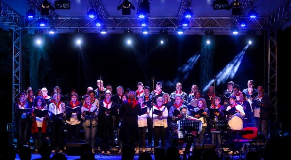18.09.2019., Sarajevo, Bosna i Hercegovina - Na partizanskom spomen-obiljezju, park Vrace odrzan je koncert Pjevamo borbene. Na koncertu je nastupio mjestoviti zbor koji je pjevao revolucionarne partizanske pjesme poput: Padaj, silo i nepravdo, Konjuh planinom, Po umama i gorama, Ay, Carmela, Bella ciao i mnoge druge."nPhoto: Armin Durgut/PIXSELL