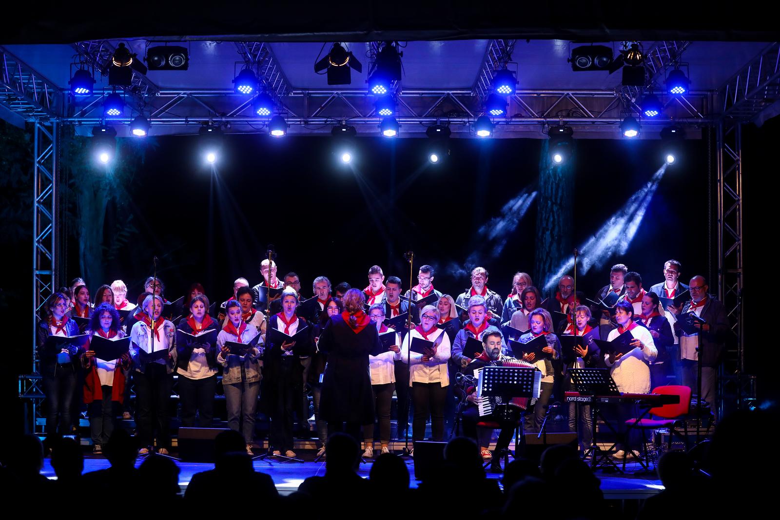 18.09.2019., Sarajevo, Bosna i Hercegovina - Na partizanskom spomen-obiljezju, park Vrace odrzan je koncert Pjevamo borbene. Na koncertu je nastupio mjestoviti zbor koji je pjevao revolucionarne partizanske pjesme poput: Padaj, silo i nepravdo, Konjuh planinom, Po umama i gorama, Ay, Carmela, Bella ciao i mnoge druge."nPhoto: Armin Durgut/PIXSELL