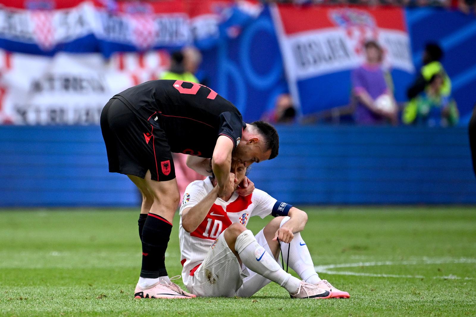 19.06.2024., Volksparkstadion, Hamburg, Njemacka - Europsko prvenstvo 2024., skupina B, 2. kolo, Hrvatska - Albanija. Luka Modric, Berat Djimsiti Photo: Marko Lukunic/PIXSELL