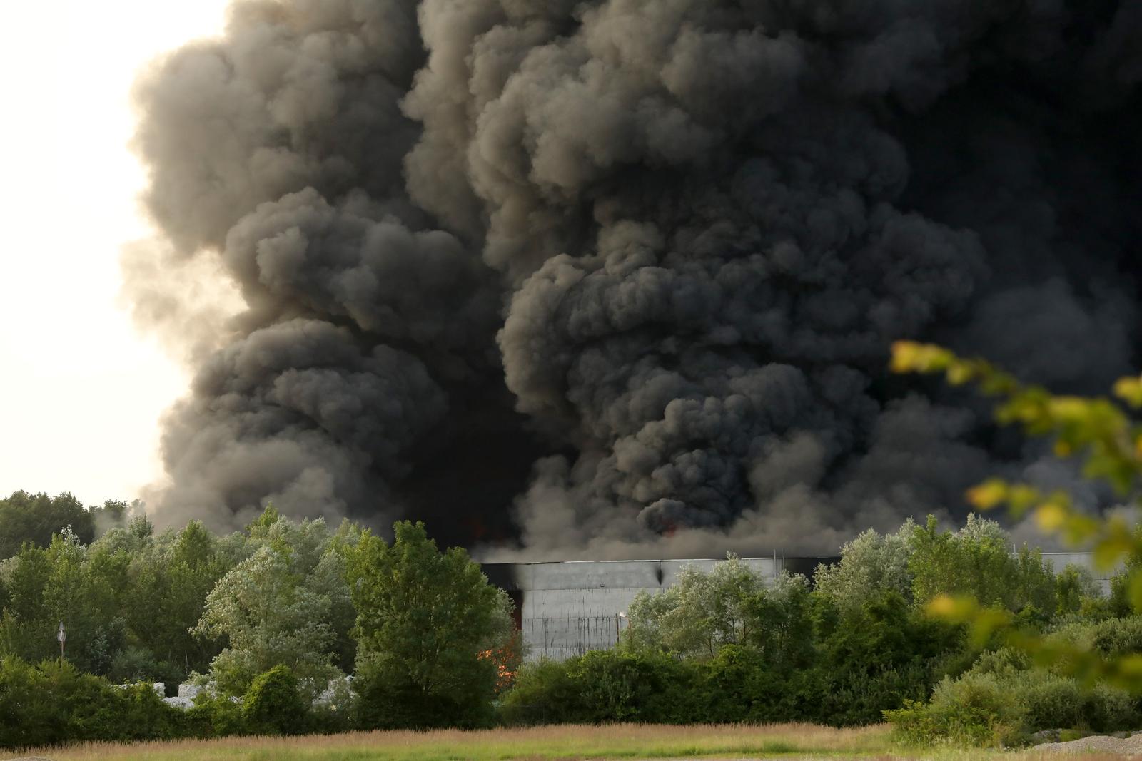 19.06.2024., Zapresic - U popodnevnim satima izbio je pozar u skaldistu tvrtke Eko Flor u Industrijskoj ulici. Photo: Robert Anic/PIXSELL