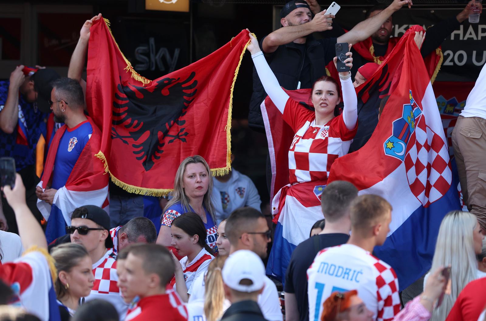 19.06.2024., Hamburg - EURO, Njemacka. Navijacko ludilo u gradu se nastavlja. Hrvatski i Albanski navijaci nakon utakmice nastavili se zabavljati uz pjesmu i navijanje. Photo: Sanjin Strukic/PIXSELL